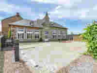 Prachtig gerenoveerde dorpsschool in Bure (Tellin) 1