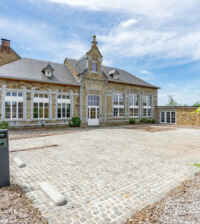 Prachtig gerenoveerde dorpsschool in Bure (Tellin) 1